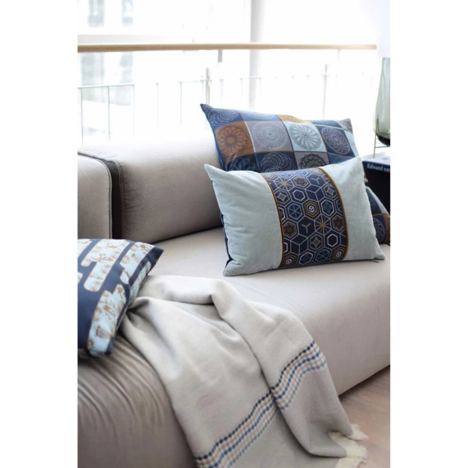 Rohleder Home Collection Rohleder Home Edward Van Vliet Geisha Cloud Kissen Mit Füllung - 60x40x5 Cm - Silber-dunkelblau 7 Rohleder Home Collection Rohleder Home Edward Van Vliet Geisha Cloud Kissen Mit Füllung - 60x40x5 Cm - Silber-dunkelblau - Image 5